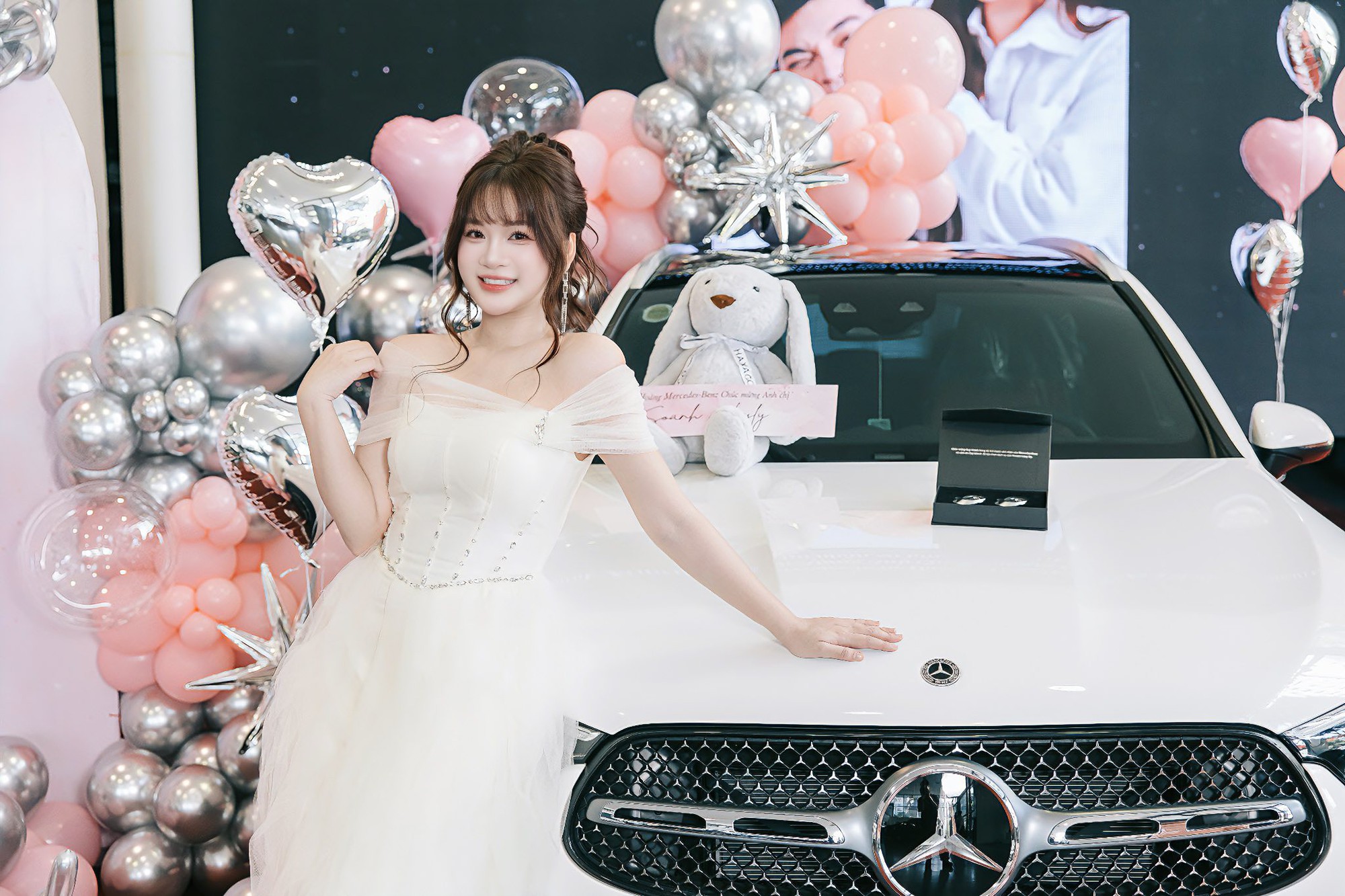 TikToker 175 triệu lượt thích tặng bạn gái Mercedes-Benz GLC 300 4Matic màu trắng trong ngày đặc biệt, chị em vào chỉ biết ‘xin vía’- Ảnh 4.