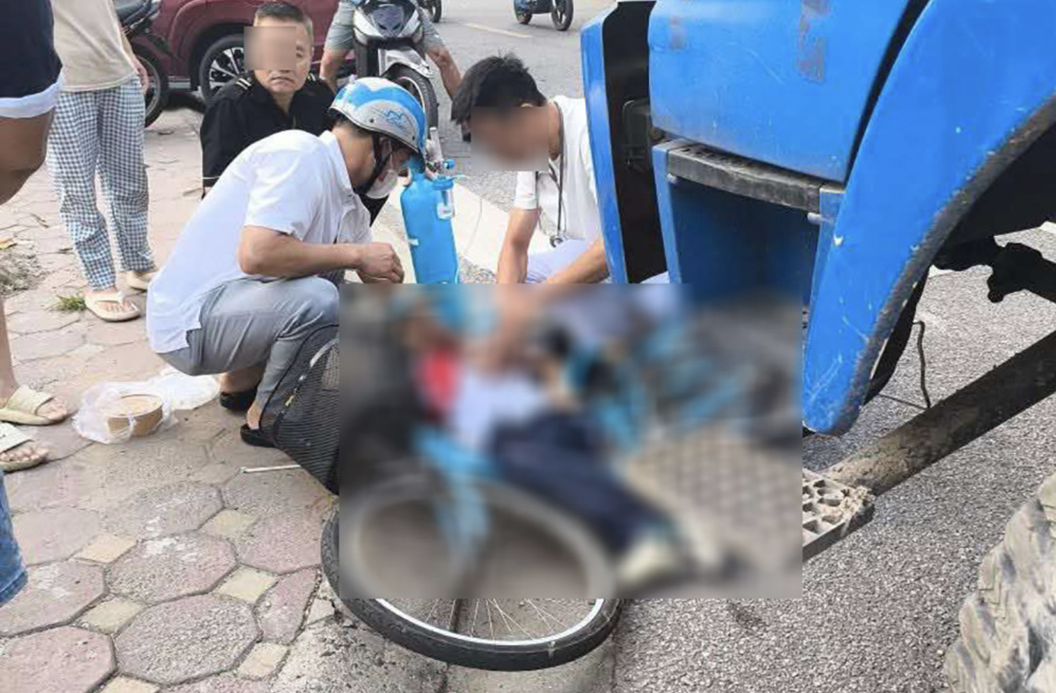 Va chạm với xe tải trên đường tới trường, nam sinh lớp 6 tử vong- Ảnh 1.