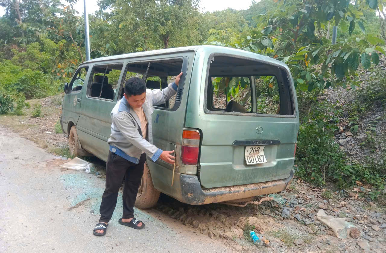 Hy sinh ô tô 16 chỗ để cứu hàng chục người chạy khỏi lũ dữ- Ảnh 4.