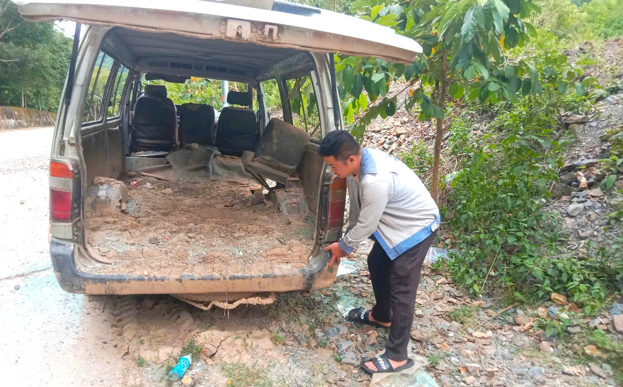 Hy sinh ô tô 16 chỗ để cứu hàng chục người chạy khỏi lũ dữ- Ảnh 3.