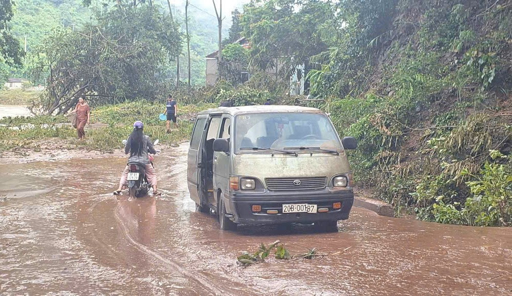 Hy sinh ô tô 16 chỗ để cứu hàng chục người chạy khỏi lũ dữ- Ảnh 2.