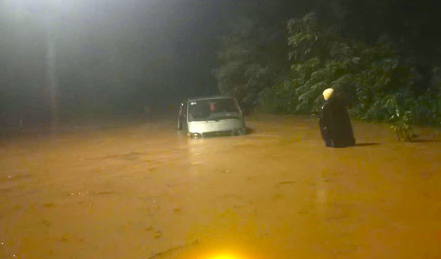 Hy sinh ô tô 16 chỗ để cứu hàng chục người chạy khỏi lũ dữ- Ảnh 1.