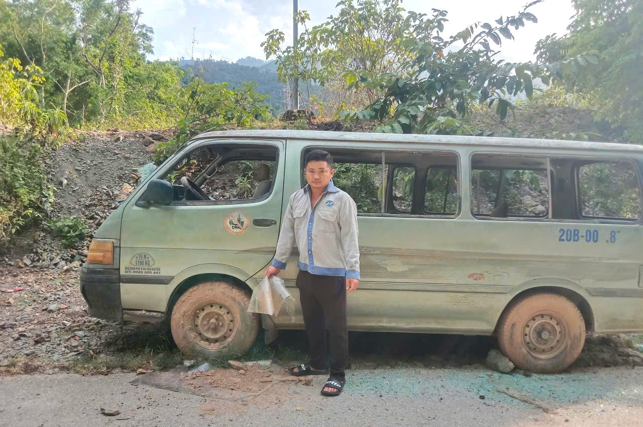 Hy sinh ô tô 16 chỗ để cứu hàng chục người chạy khỏi lũ dữ- Ảnh 5.