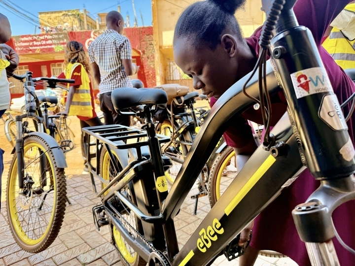 Xe máy điện thay đổi cuộc sống phụ nữ châu Phi- Ảnh 4.