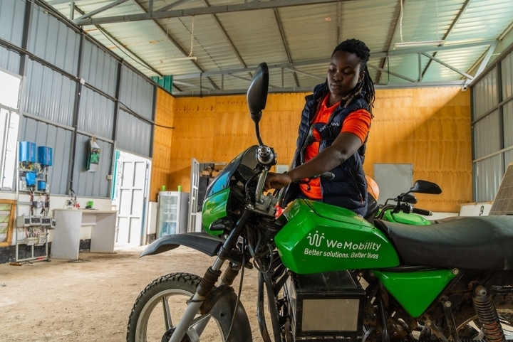 Xe máy điện thay đổi cuộc sống phụ nữ châu Phi- Ảnh 3.