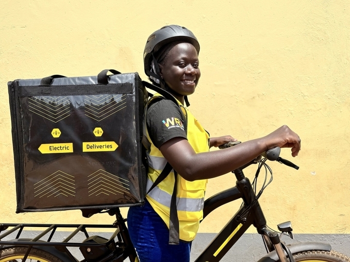 Xe máy điện thay đổi cuộc sống phụ nữ châu Phi- Ảnh 1.