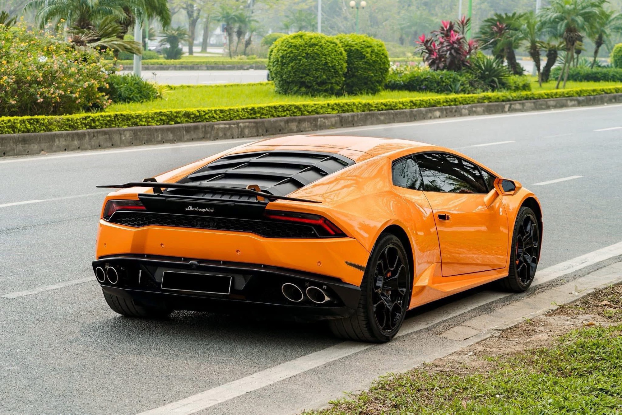 Chiếc Lamborghini Huracan này ‘mất giá hơn 1 tỷ/năm’, bán lại ngang Porsche Taycan mua mới mà vẫn được mác siêu xe- Ảnh 7. Chiếc Lamborghini Huracan này ‘mất giá hơn 1 tỷ/năm’, bán lại ngang Porsche Taycan mua mới mà vẫn được mác siêu xe- Ảnh 7.