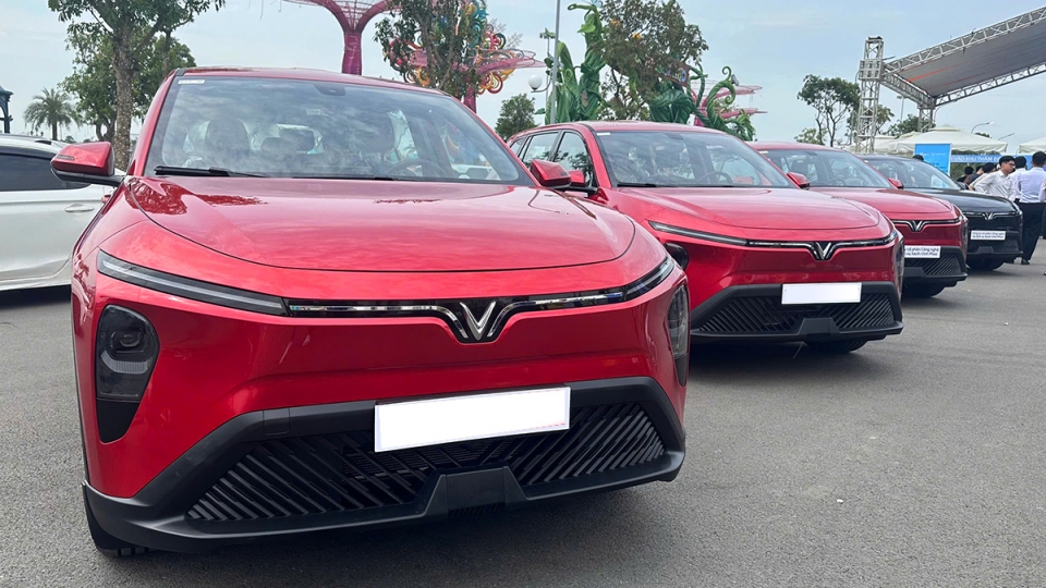 Xe dịch vụ 7 chỗ cỡ nhỏ: Cuộc chiến giữa xăng và điện- Ảnh 5.