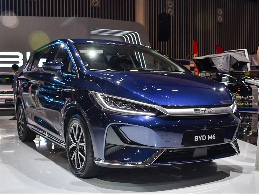 Xe dịch vụ 7 chỗ cỡ nhỏ: Cuộc chiến giữa xăng và điện- Ảnh 3.