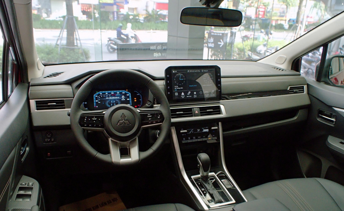 Xe dịch vụ 7 chỗ cỡ nhỏ: Cuộc chiến giữa xăng và điện- Ảnh 1.