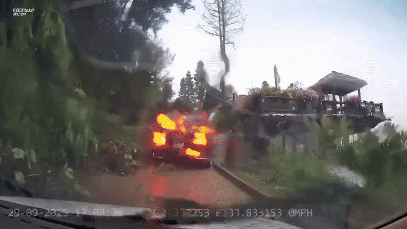 Vụ Ford Territory bị rơi xuống vực do sạt lở ở Sa Pa: Đầu xe hư hỏng nặng nhưng khoang cabin còn nguyên, 3 hành khách may mắn thoát nạn- Ảnh 2. Vụ Ford Territory bị rơi xuống vực do sạt lở ở Sa Pa: Đầu xe hư hỏng nặng nhưng khoang cabin còn nguyên, 3 hành khách may mắn thoát nạn- Ảnh 2.