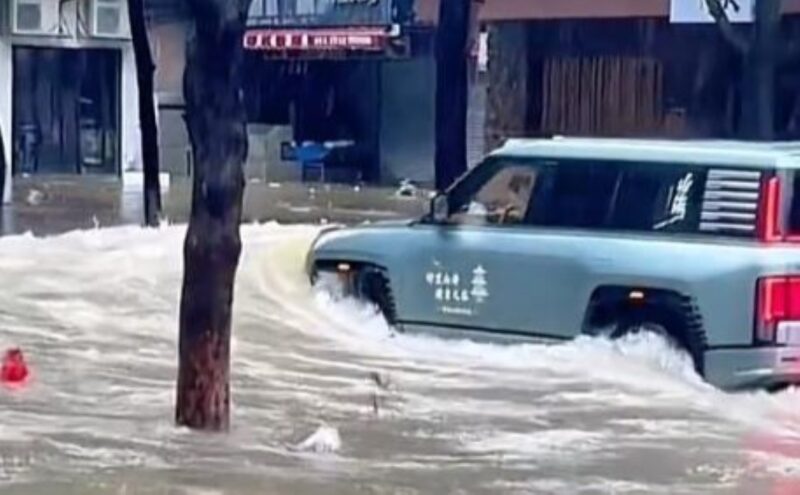 Ngập nặng do bão nhưng 'tàu ngầm 4 bánh' của Trung Quốc vẫn ung dung lội: Dân tố đi đến đâu hỏng đến đấy- Ảnh 1.