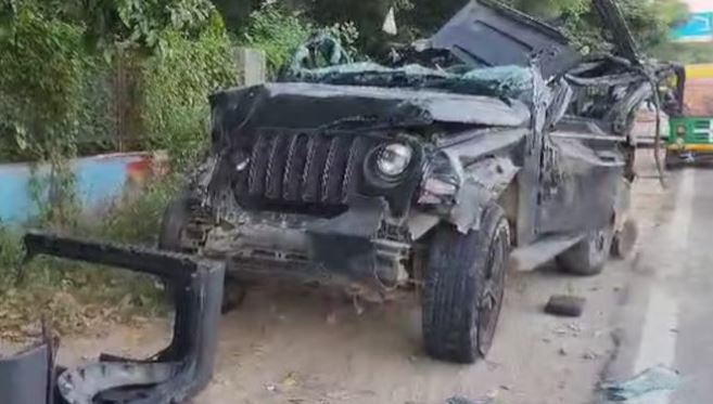 Ô tô chạy quá tốc độ tông vào dải phân cách, 5 người tử vong- Ảnh 1.