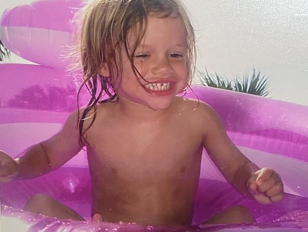 Cậu cả nhà Beckham bị netizen "ném đá" dữ dội: Chạy xe máy bằng 1 tay, hôn gió với vợ mà không thèm nhìn đường!- Ảnh 4. Cậu cả nhà Beckham bị netizen "ném đá" dữ dội: Chạy xe máy bằng 1 tay, hôn gió với vợ mà không thèm nhìn đường!- Ảnh 4.