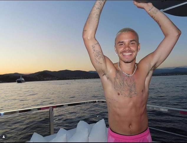 Cậu cả nhà Beckham bị netizen "ném đá" dữ dội: Chạy xe máy bằng 1 tay, hôn gió với vợ mà không thèm nhìn đường!- Ảnh 3. Cậu cả nhà Beckham bị netizen "ném đá" dữ dội: Chạy xe máy bằng 1 tay, hôn gió với vợ mà không thèm nhìn đường!- Ảnh 3.