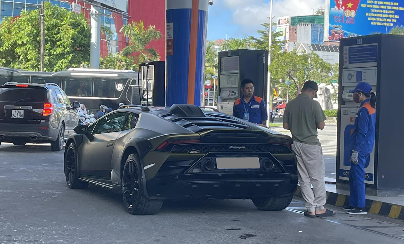 Lamborghini Huracan bản gầm cao xuất hiện tại Huế: Khoảng sáng gầm gần bằng Tucson, dễ 'băm bổ' ổ gà tại Việt Nam- Ảnh 3.
