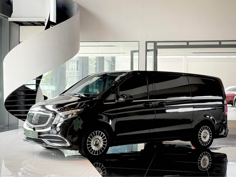 Mercedes-Benz V 250 cũ rao bán gần 2 tỷ đồng: Độ nội thất hết 950 triệu, người bán chia sẻ 'nội thất chưa chắc S-Class sánh kịp'- Ảnh 2. Mercedes-Benz V 250 cũ rao bán gần 2 tỷ đồng: Độ nội thất hết 950 triệu, người bán chia sẻ 'nội thất chưa chắc S-Class sánh kịp'- Ảnh 2.
