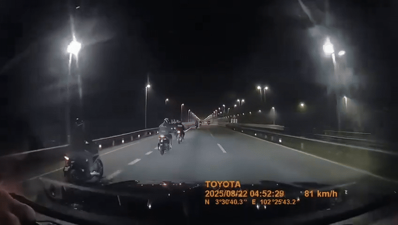 Đang đi trên cầu, xe máy bất ngờ bay lên không trung rồi rơi thẳng xuống trước đầu ô tô- Ảnh 1. Đang đi trên cầu, xe máy bất ngờ bay lên không trung rồi rơi thẳng xuống trước đầu ô tô- Ảnh 1.