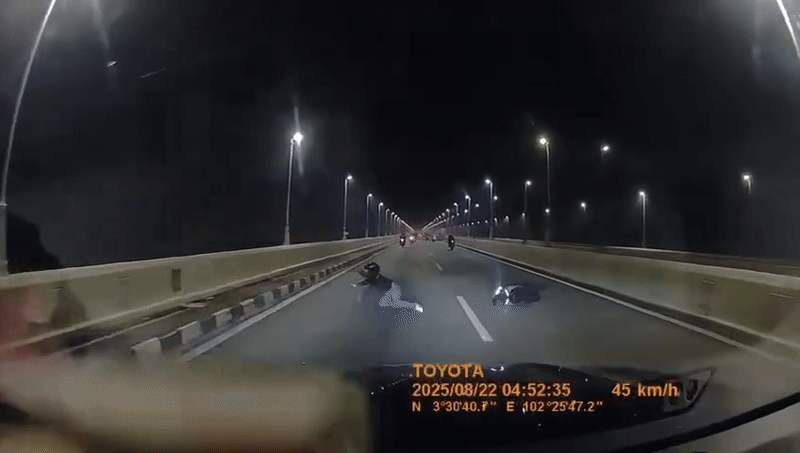 Đang đi trên cầu, xe máy bất ngờ bay lên không trung rồi rơi thẳng xuống trước đầu ô tô- Ảnh 2. Đang đi trên cầu, xe máy bất ngờ bay lên không trung rồi rơi thẳng xuống trước đầu ô tô- Ảnh 2.