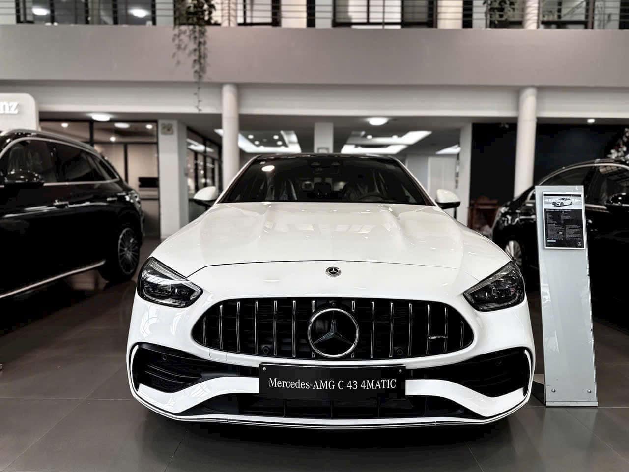 Mercedes-AMG C 43 giảm giá kỷ lục còn dưới 2 tỷ đồng tại đại lý: Máy khủng nhưng 'rẻ' ngang bản thường, gián tiếp làm khó Civic Type R- Ảnh 2.