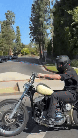 Cậu cả nhà Beckham bị netizen "ném đá" dữ dội: Chạy xe máy bằng 1 tay, hôn gió với vợ mà không thèm nhìn đường!- Ảnh 1. Cậu cả nhà Beckham bị netizen "ném đá" dữ dội: Chạy xe máy bằng 1 tay, hôn gió với vợ mà không thèm nhìn đường!- Ảnh 1.