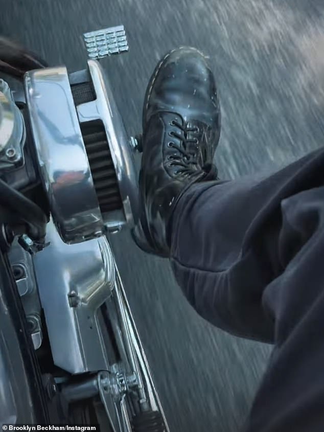 Cậu cả nhà Beckham bị netizen "ném đá" dữ dội: Chạy xe máy bằng 1 tay, hôn gió với vợ mà không thèm nhìn đường!- Ảnh 2. Cậu cả nhà Beckham bị netizen "ném đá" dữ dội: Chạy xe máy bằng 1 tay, hôn gió với vợ mà không thèm nhìn đường!- Ảnh 2.