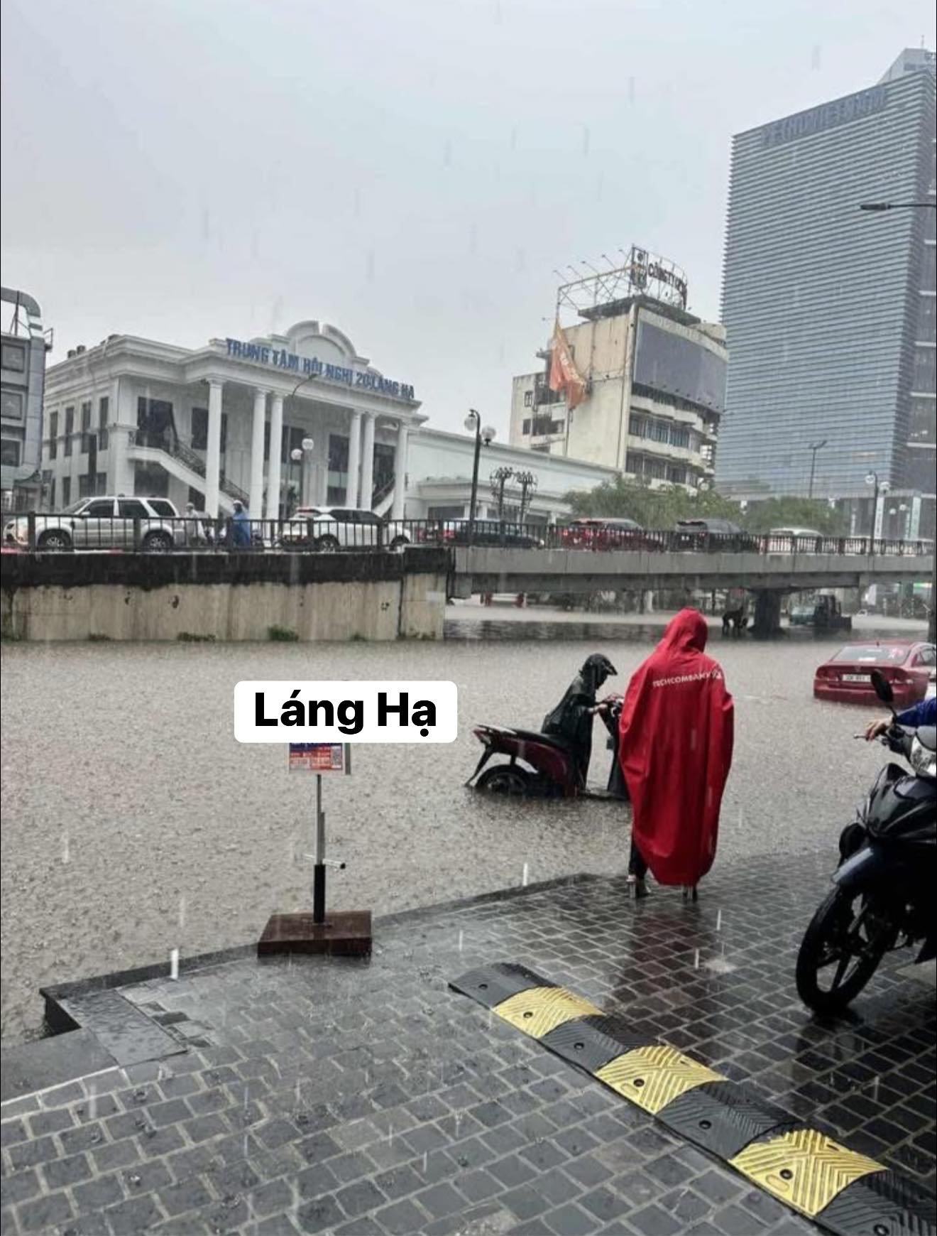 Clip khắp đường phố Hà Nội ngập như sông, nước ngang người, ô tô đang đi chết máy nổi lềnh bềnh- Ảnh 3. Clip khắp đường phố Hà Nội ngập như sông, nước ngang người, ô tô đang đi chết máy nổi lềnh bềnh- Ảnh 3.