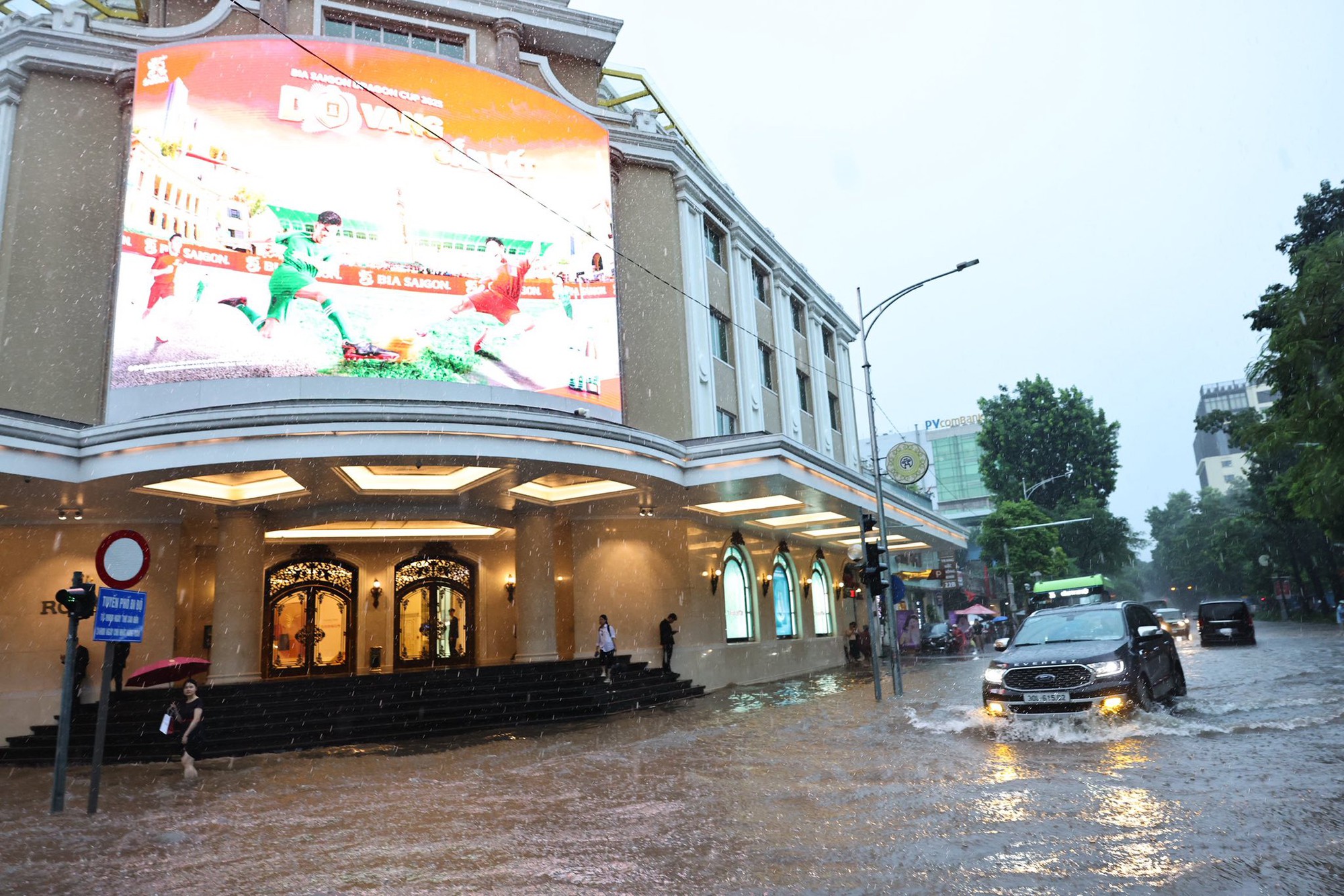 Clip khắp đường phố Hà Nội ngập như sông, nước ngang người, ô tô đang đi chết máy nổi lềnh bềnh- Ảnh 1. Clip khắp đường phố Hà Nội ngập như sông, nước ngang người, ô tô đang đi chết máy nổi lềnh bềnh- Ảnh 1.