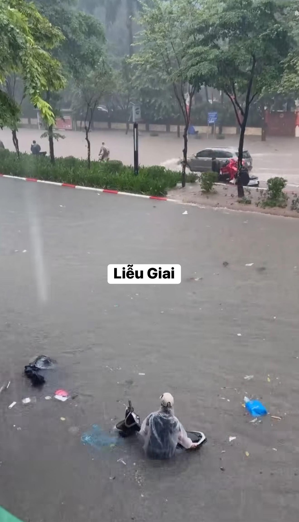 Clip khắp đường phố Hà Nội ngập như sông, nước ngang người, ô tô đang đi chết máy nổi lềnh bềnh- Ảnh 2. Clip khắp đường phố Hà Nội ngập như sông, nước ngang người, ô tô đang đi chết máy nổi lềnh bềnh- Ảnh 2.