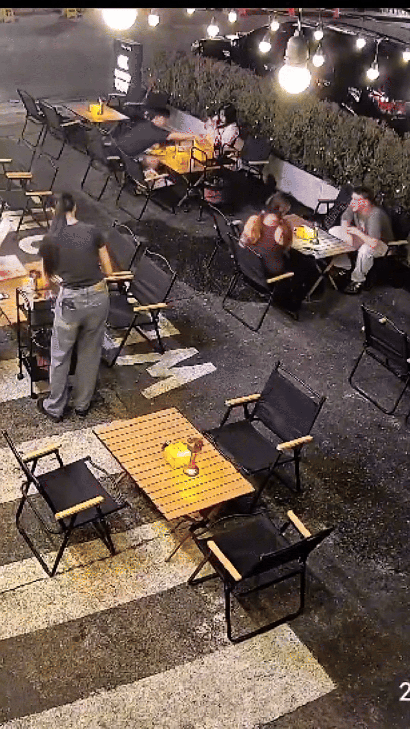 Ô tô lao vào nhà hàng, thực khách đang dùng bữa vội chạy tán loạn: Video hiện trường gây sốc- Ảnh 1. Ô tô lao vào nhà hàng, thực khách đang dùng bữa vội chạy tán loạn: Video hiện trường gây sốc- Ảnh 1.