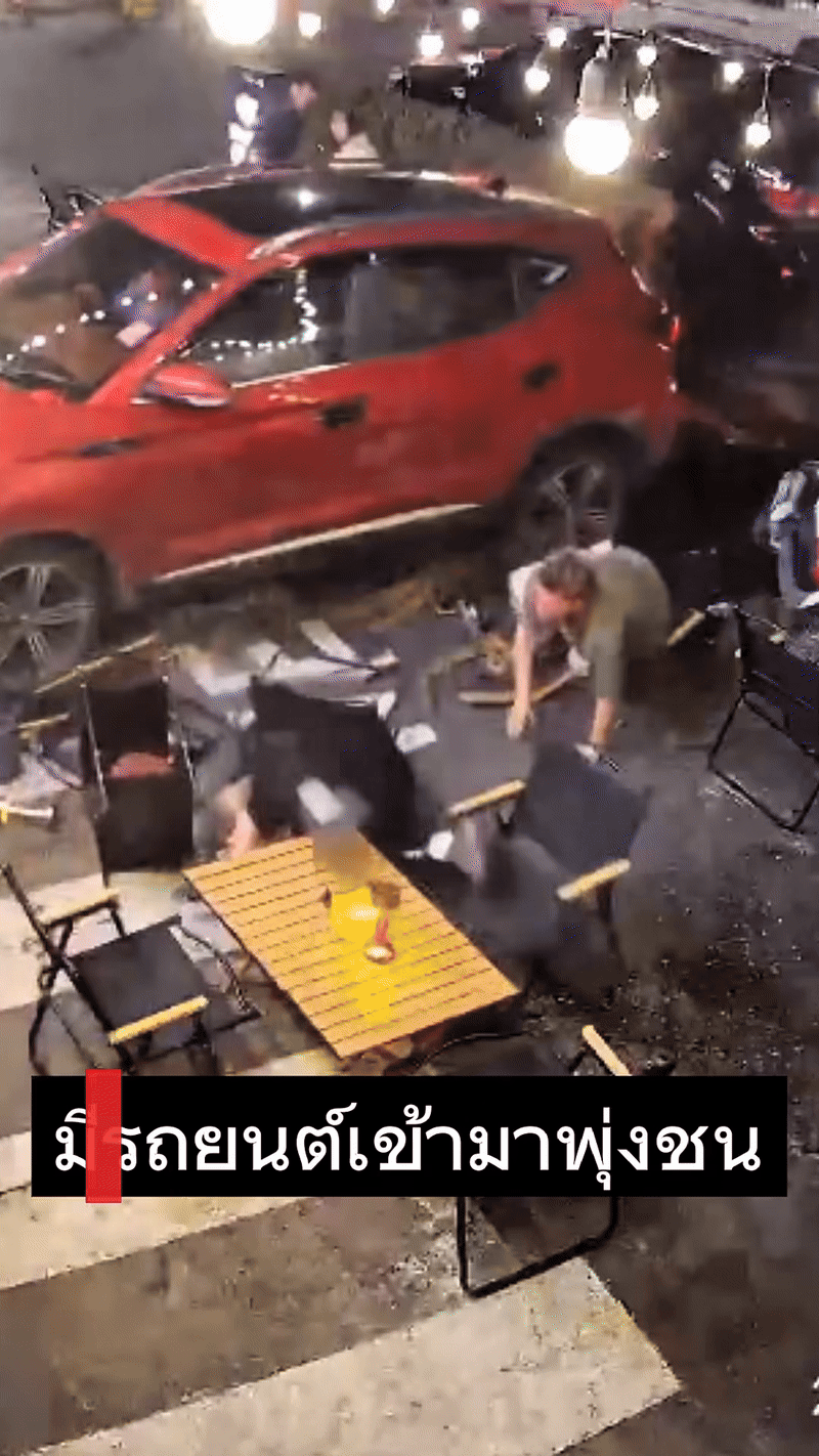 Ô tô lao vào nhà hàng, thực khách đang dùng bữa vội chạy tán loạn: Video hiện trường gây sốc- Ảnh 2. Ô tô lao vào nhà hàng, thực khách đang dùng bữa vội chạy tán loạn: Video hiện trường gây sốc- Ảnh 2.