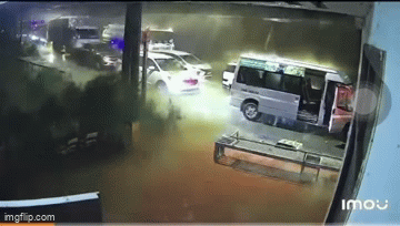 Tiếng động chát chúa, đất đá ầm ầm sạt lở vùi ô tô ở đèo Ô Quy Hồ, người dân và du khách hoảng loạn tháo chạy- Ảnh 1. Tiếng động chát chúa, đất đá ầm ầm sạt lở vùi ô tô ở đèo Ô Quy Hồ, người dân và du khách hoảng loạn tháo chạy- Ảnh 1.