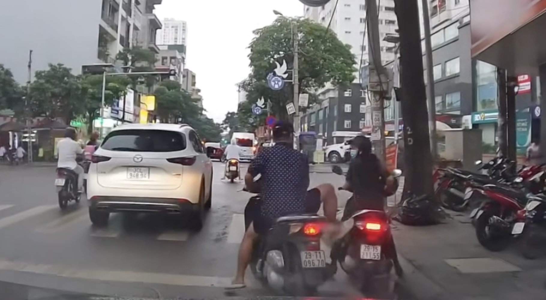 Xác định danh tính người đàn ông không đội mũ bảo hiểm còn húc xe, dọa đạp phụ nữ- Ảnh 1.