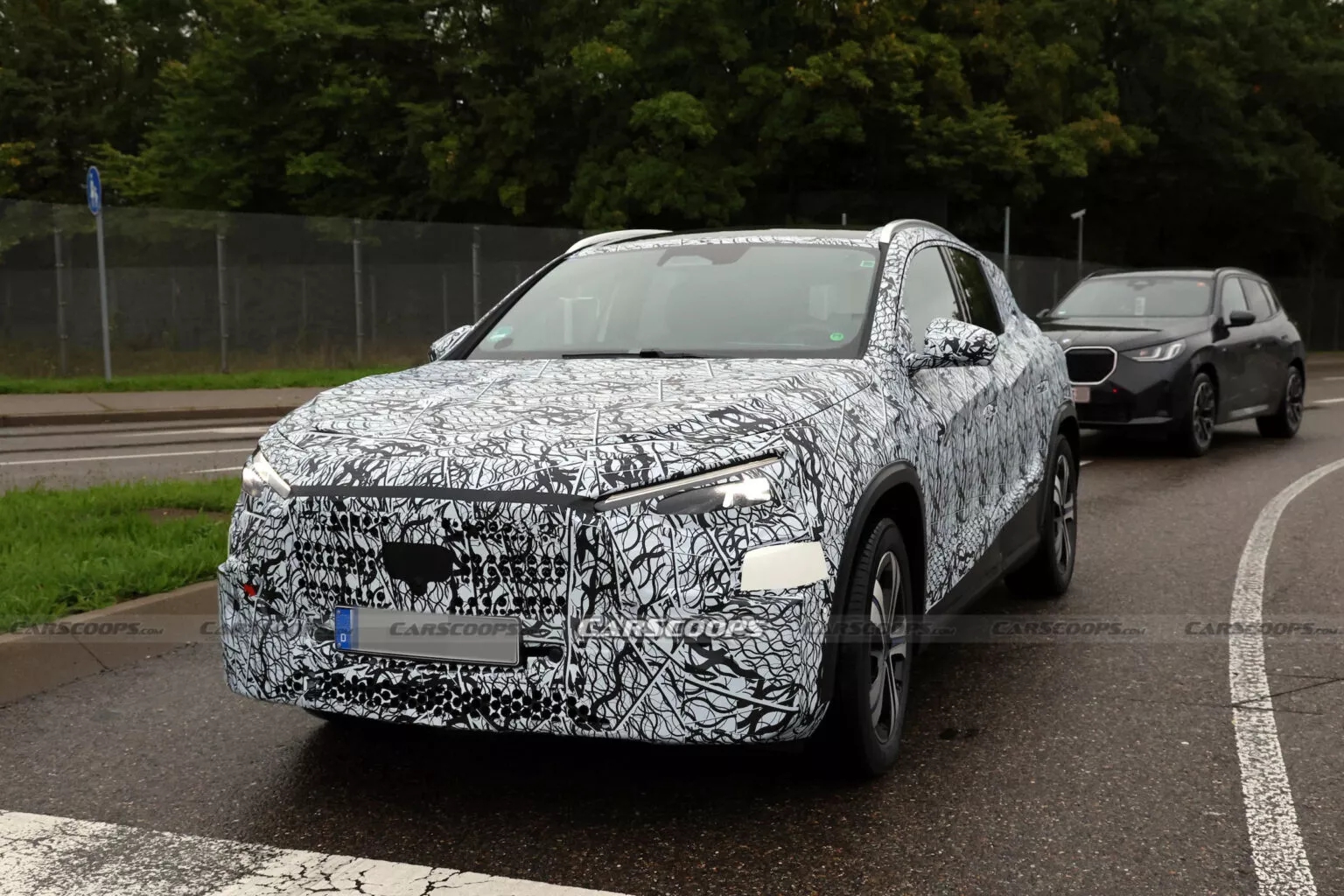 Mercedes-Benz GLA đời mới lộ diện trên đường: Thiết kế có điểm giống GLC, dùng cả hybrid, điện, dễ ra mắt năm sau- Ảnh 6. Mercedes-Benz GLA đời mới lộ diện trên đường: Thiết kế có điểm giống GLC, dùng cả hybrid, điện, dễ ra mắt năm sau- Ảnh 6.