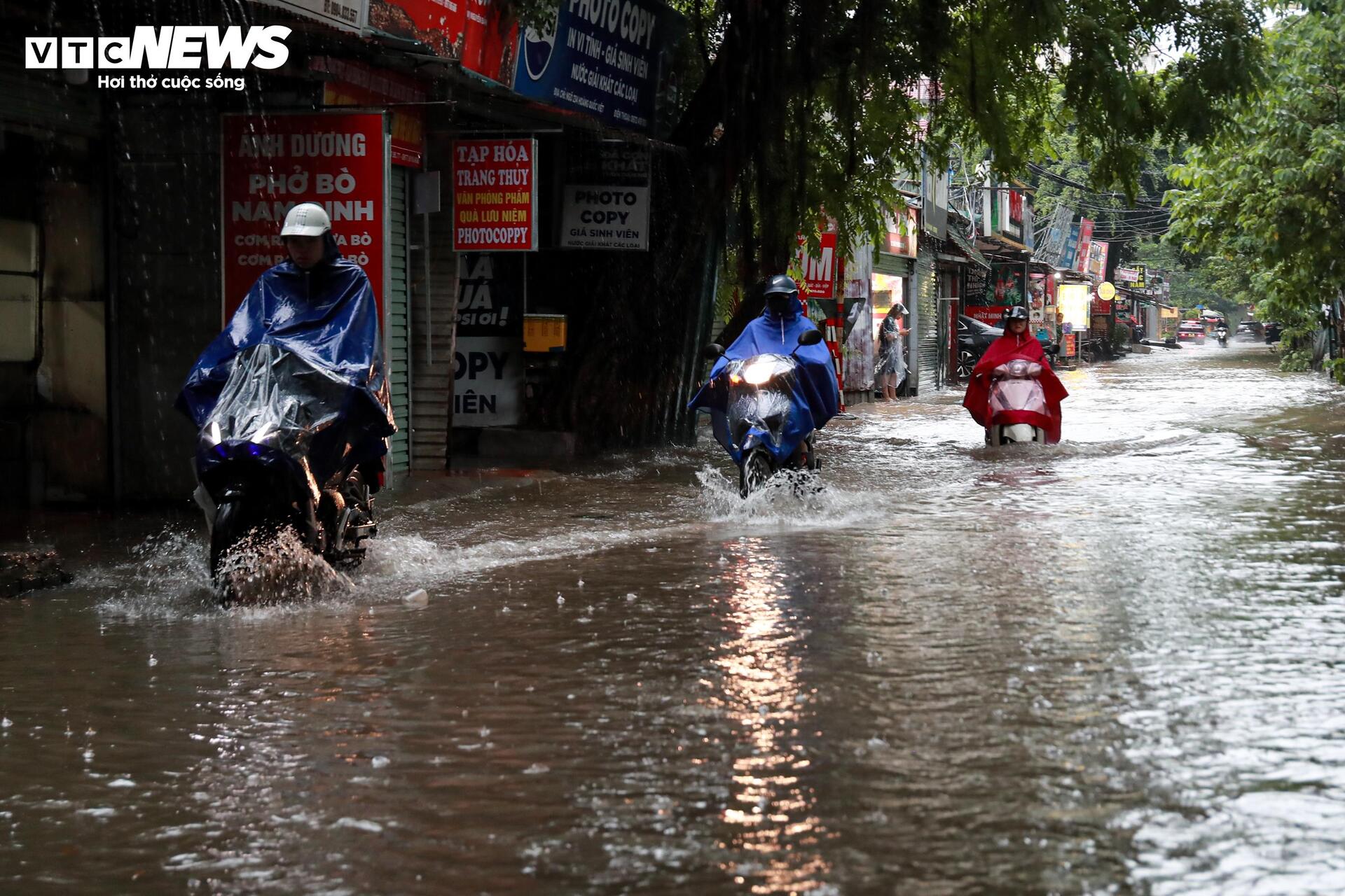 Loạt tuyến phố Hà Nội ngập nặng, người dân bì bõm dắt xe dưới mưa lớn- Ảnh 19.