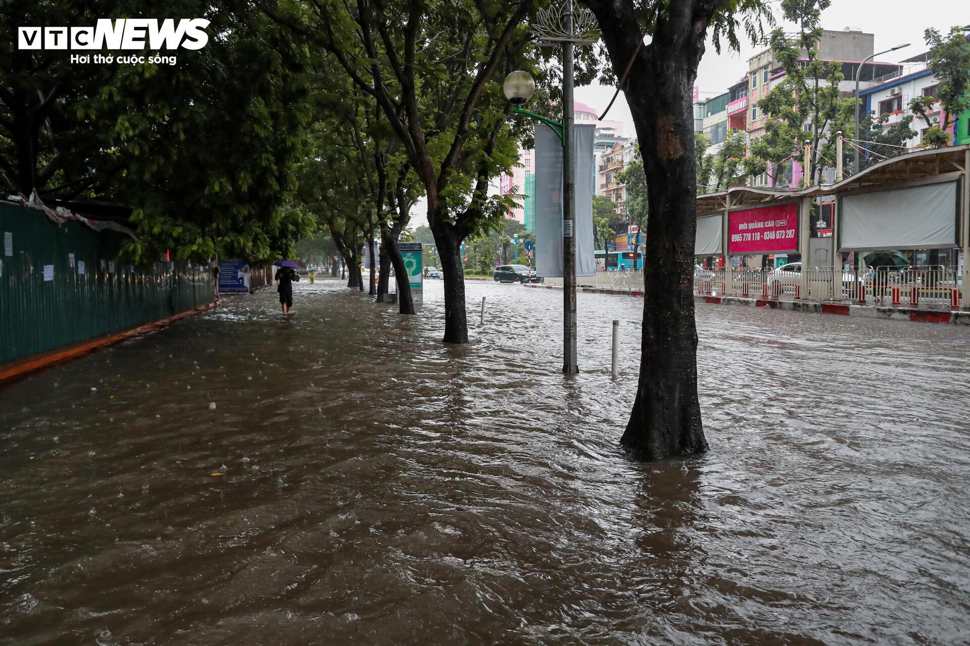 Loạt tuyến phố Hà Nội ngập nặng, người dân bì bõm dắt xe dưới mưa lớn- Ảnh 16.