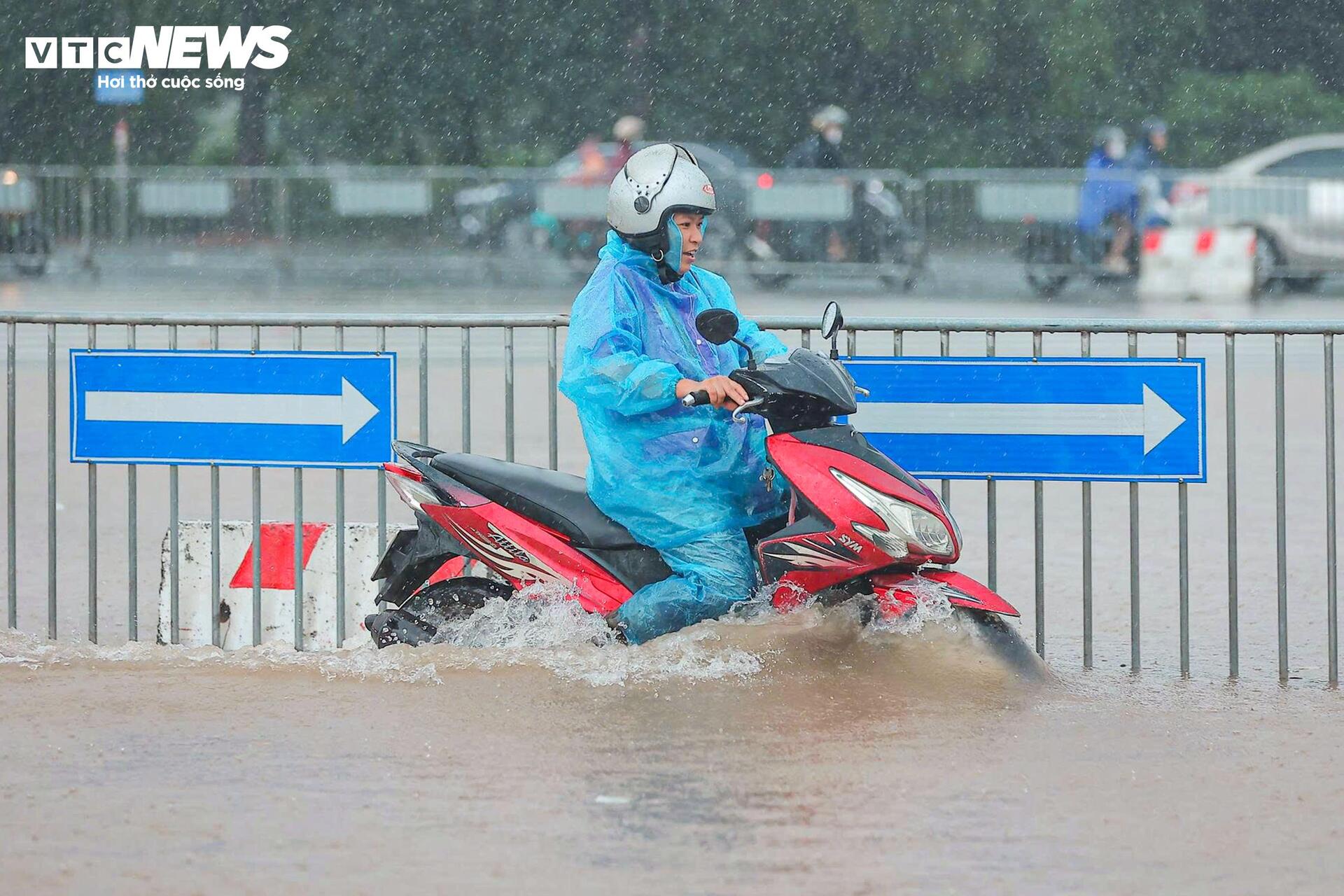 Loạt tuyến phố Hà Nội ngập nặng, người dân bì bõm dắt xe dưới mưa lớn- Ảnh 5.