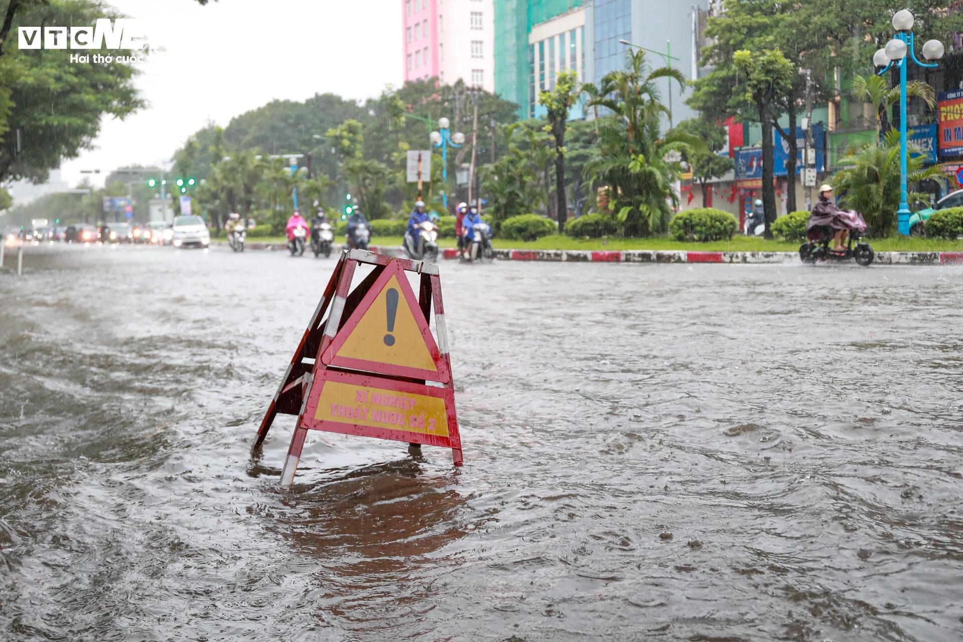 Loạt tuyến phố Hà Nội ngập nặng, người dân bì bõm dắt xe dưới mưa lớn- Ảnh 15.
