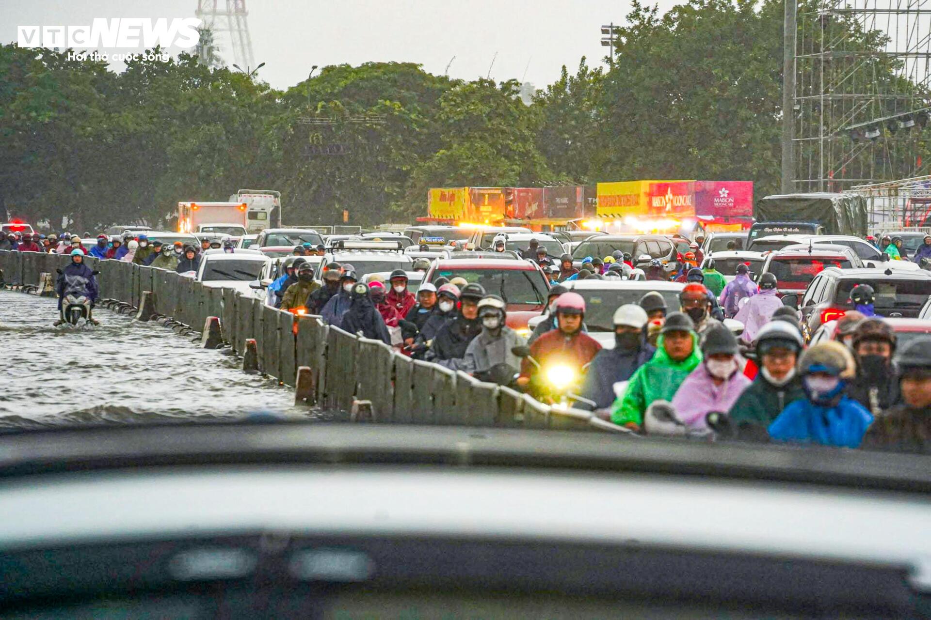 Loạt tuyến phố Hà Nội ngập nặng, người dân bì bõm dắt xe dưới mưa lớn- Ảnh 6.