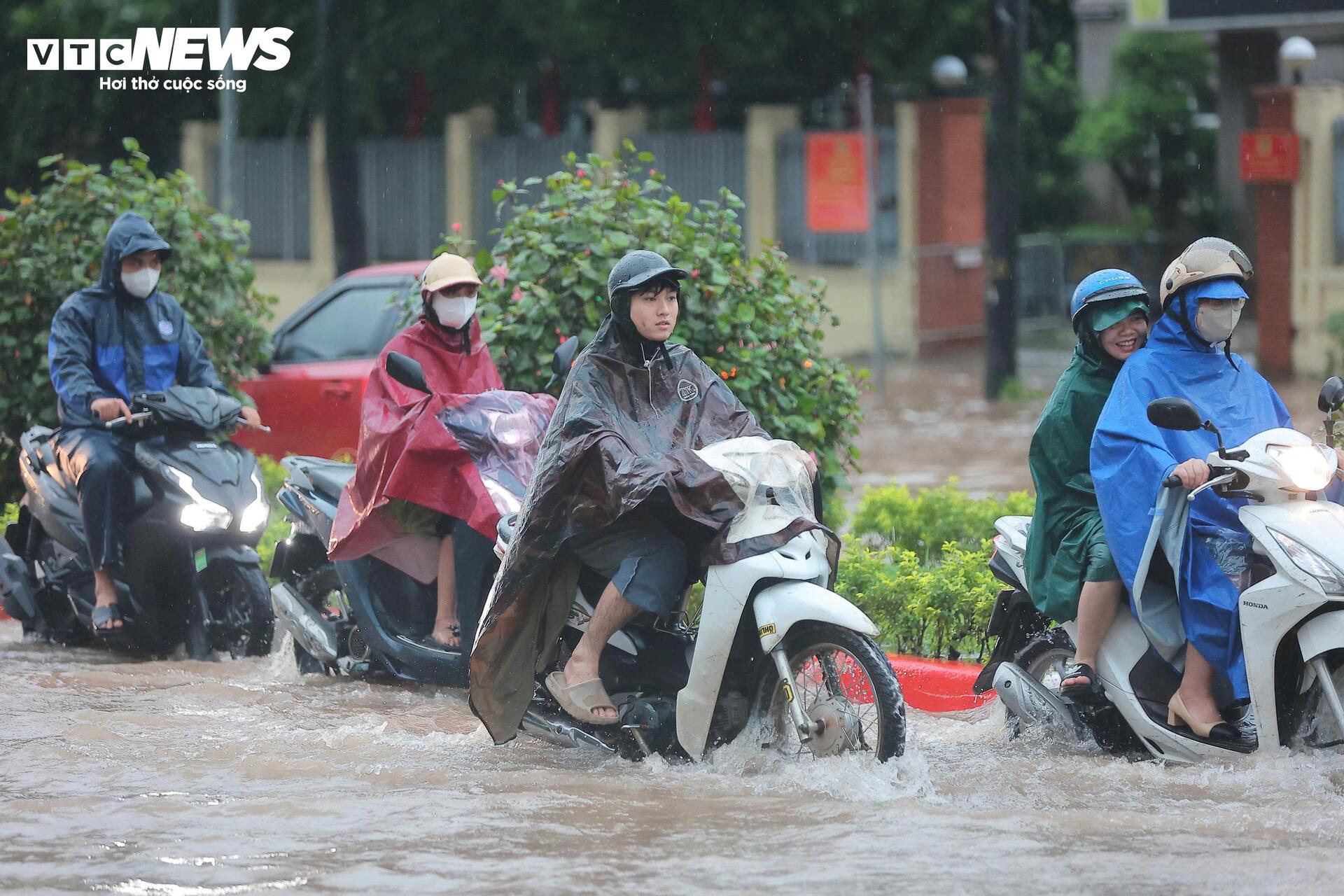 Loạt tuyến phố Hà Nội ngập nặng, người dân bì bõm dắt xe dưới mưa lớn- Ảnh 3.