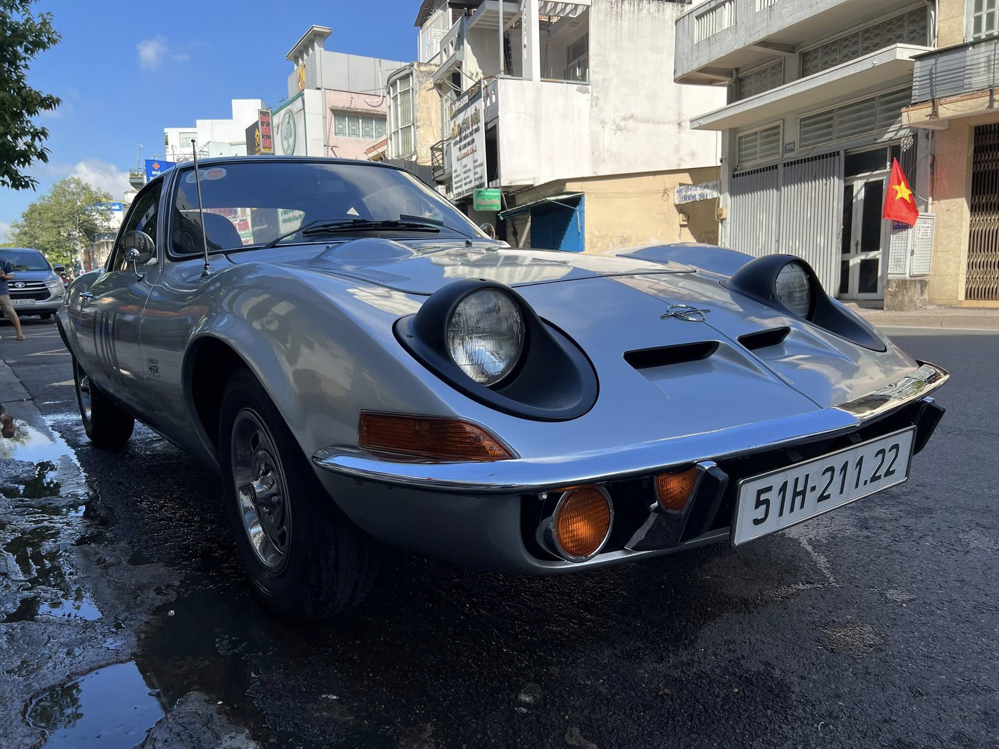 Opel GT màu bạc của ông Đặng Lê Nguyên Vũ lần đầu lộ diện: Thiết kế fastback nhưng không có cốp sau, cụm đèn trước là điểm đặc biệt- Ảnh 2. Opel GT màu bạc của ông Đặng Lê Nguyên Vũ lần đầu lộ diện: Thiết kế fastback nhưng không có cốp sau, cụm đèn trước là điểm đặc biệt- Ảnh 2.