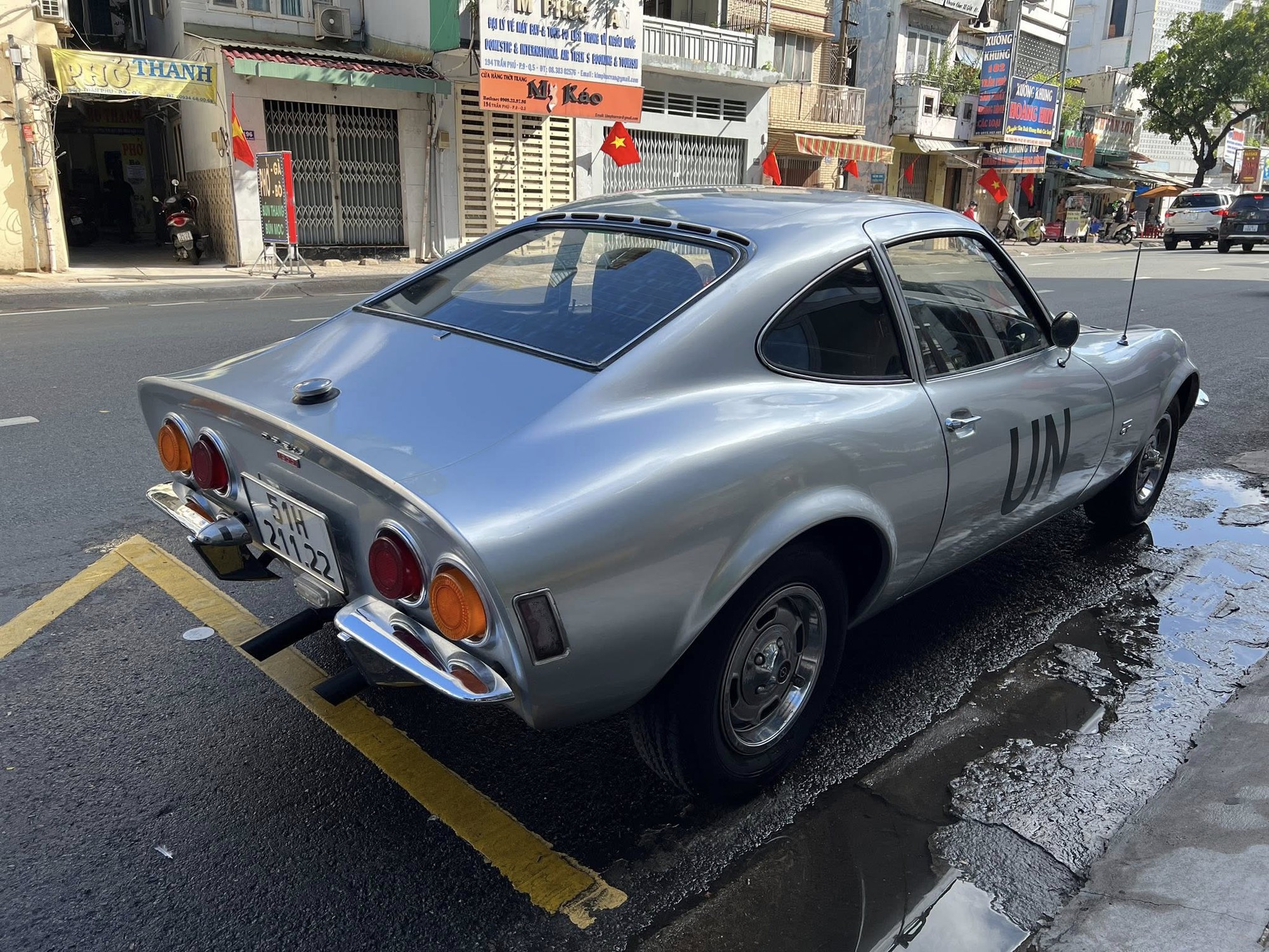 Opel GT màu bạc của ông Đặng Lê Nguyên Vũ lần đầu lộ diện: Thiết kế fastback nhưng không có cốp sau, cụm đèn trước là điểm đặc biệt- Ảnh 5. Opel GT màu bạc của ông Đặng Lê Nguyên Vũ lần đầu lộ diện: Thiết kế fastback nhưng không có cốp sau, cụm đèn trước là điểm đặc biệt- Ảnh 5.