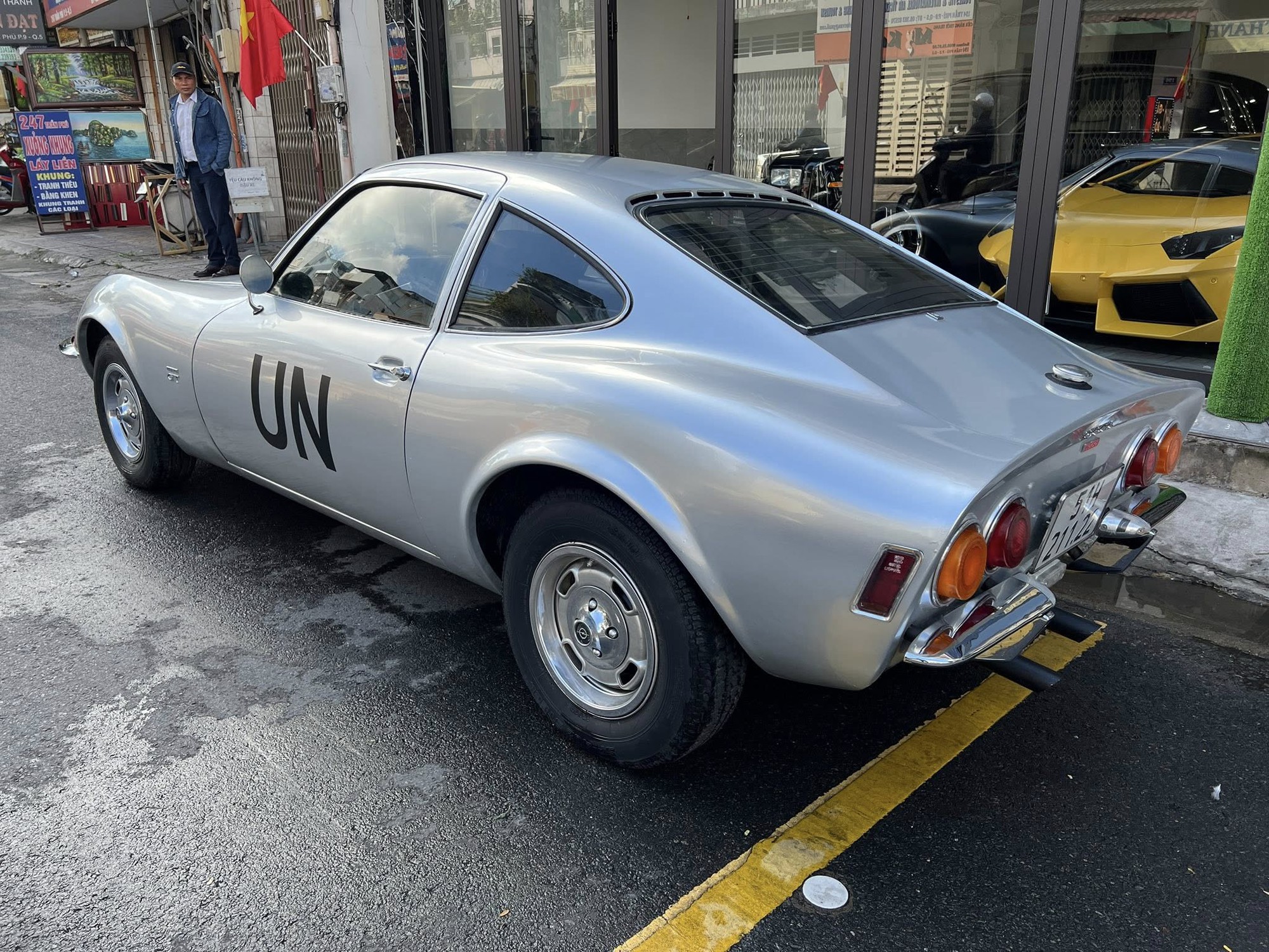 Opel GT màu bạc của ông Đặng Lê Nguyên Vũ lần đầu lộ diện: Thiết kế fastback nhưng không có cốp sau, cụm đèn trước là điểm đặc biệt- Ảnh 3. Opel GT màu bạc của ông Đặng Lê Nguyên Vũ lần đầu lộ diện: Thiết kế fastback nhưng không có cốp sau, cụm đèn trước là điểm đặc biệt- Ảnh 3.