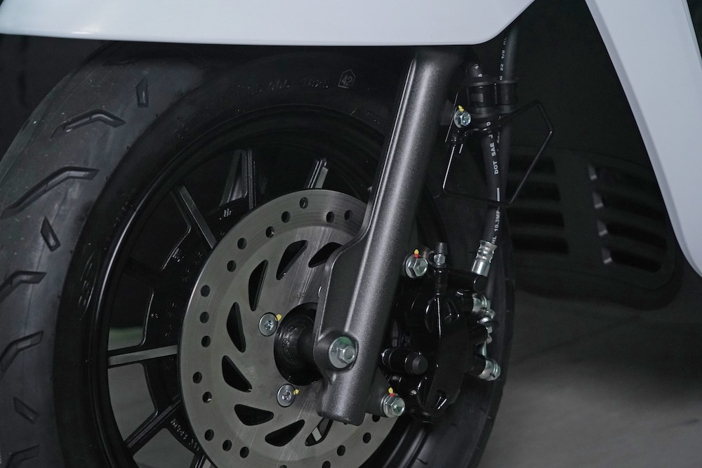 Xe máy điện 'chất' như Vespa: Đi 105 km/lần sạc, có thể lắp đến 2 pin, giá 43 triệu đồng- Ảnh 5.