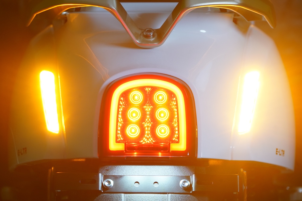 Xe máy điện 'chất' như Vespa: Đi 105 km/lần sạc, có thể lắp đến 2 pin, giá 43 triệu đồng- Ảnh 7.