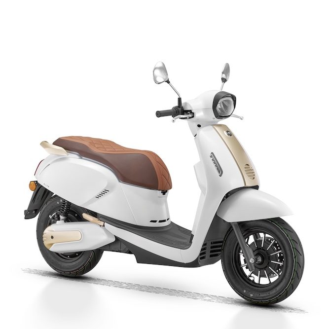 Xe máy điện 'chất' như Vespa: Đi 105 km/lần sạc, có thể lắp đến 2 pin, giá 43 triệu đồng- Ảnh 1.