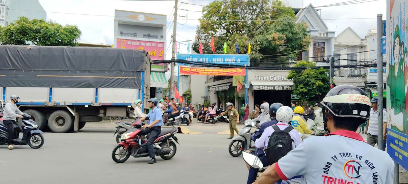 Chở con đi tìm nhà trọ nhập học, 2 mẹ con bị cuốn vào gầm xe tải tử vong- Ảnh 1.