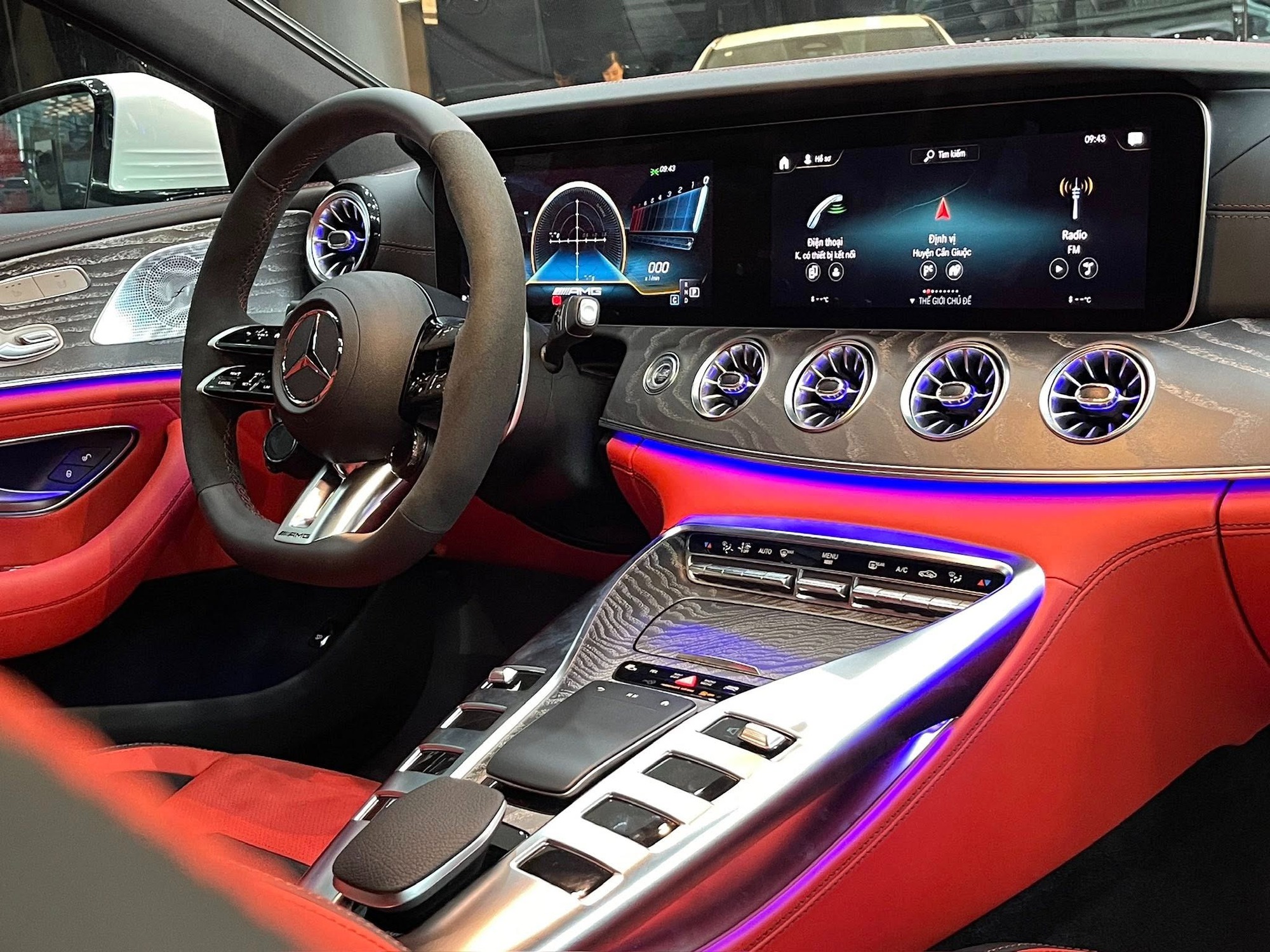 Mercedes-AMG GT 53 giảm sốc tại đại lý: Từng có giá 6,7 tỷ, nay thực tế chưa tới 3,9 tỷ và đây là điều cần đánh đổi- Ảnh 4. Mercedes-AMG GT 53 giảm sốc tại đại lý: Từng có giá 6,7 tỷ, nay thực tế chưa tới 3,9 tỷ và đây là điều cần đánh đổi- Ảnh 4.