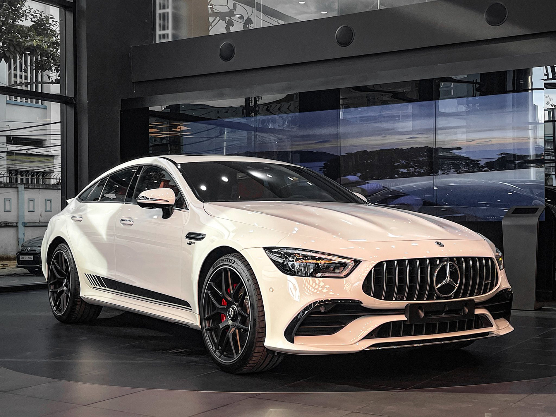 Mercedes-AMG GT 53 giảm sốc tại đại lý: Từng có giá 6,7 tỷ, nay thực tế chưa tới 3,9 tỷ và đây là điều cần đánh đổi- Ảnh 1. Mercedes-AMG GT 53 giảm sốc tại đại lý: Từng có giá 6,7 tỷ, nay thực tế chưa tới 3,9 tỷ và đây là điều cần đánh đổi- Ảnh 1.