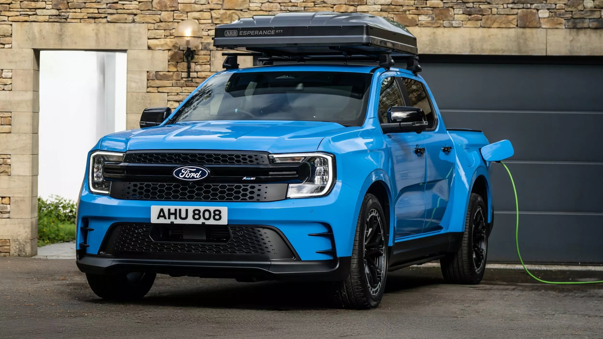 Ford Ranger bản này về Việt Nam thì nhiều người sẽ thích: Máy hybrid mạnh hơn hẳn Raptor, chạy 2 vòng hồ Tây không tốn một giọt xăng